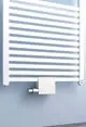 Kermi-Heizkörper in weiß mit horizontalen Lamellen, mittlere Anschlussstelle, montiert an einer hellblauen Wand.